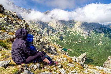 Montañeros descansando en los Tatras Altos de Eslovaquia