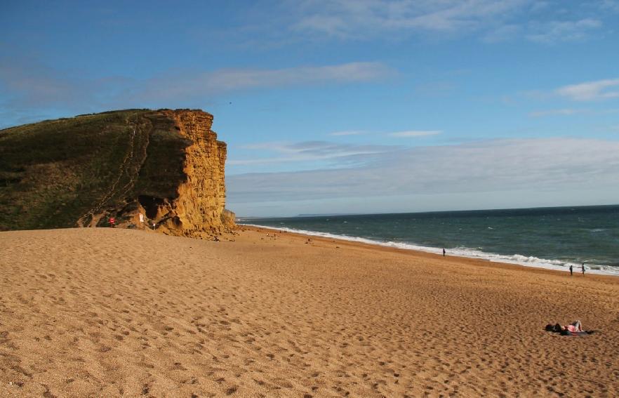 Playa y acantilados de la Costa Jurásica