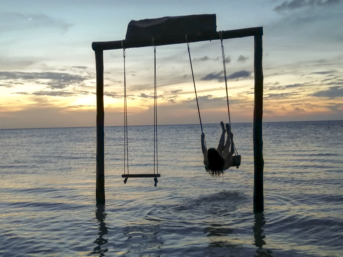 Columpio en el agua en la isla de Holbox, México
