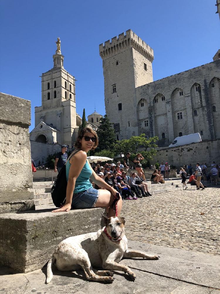 Mercè y su perro en Avignon, Francia