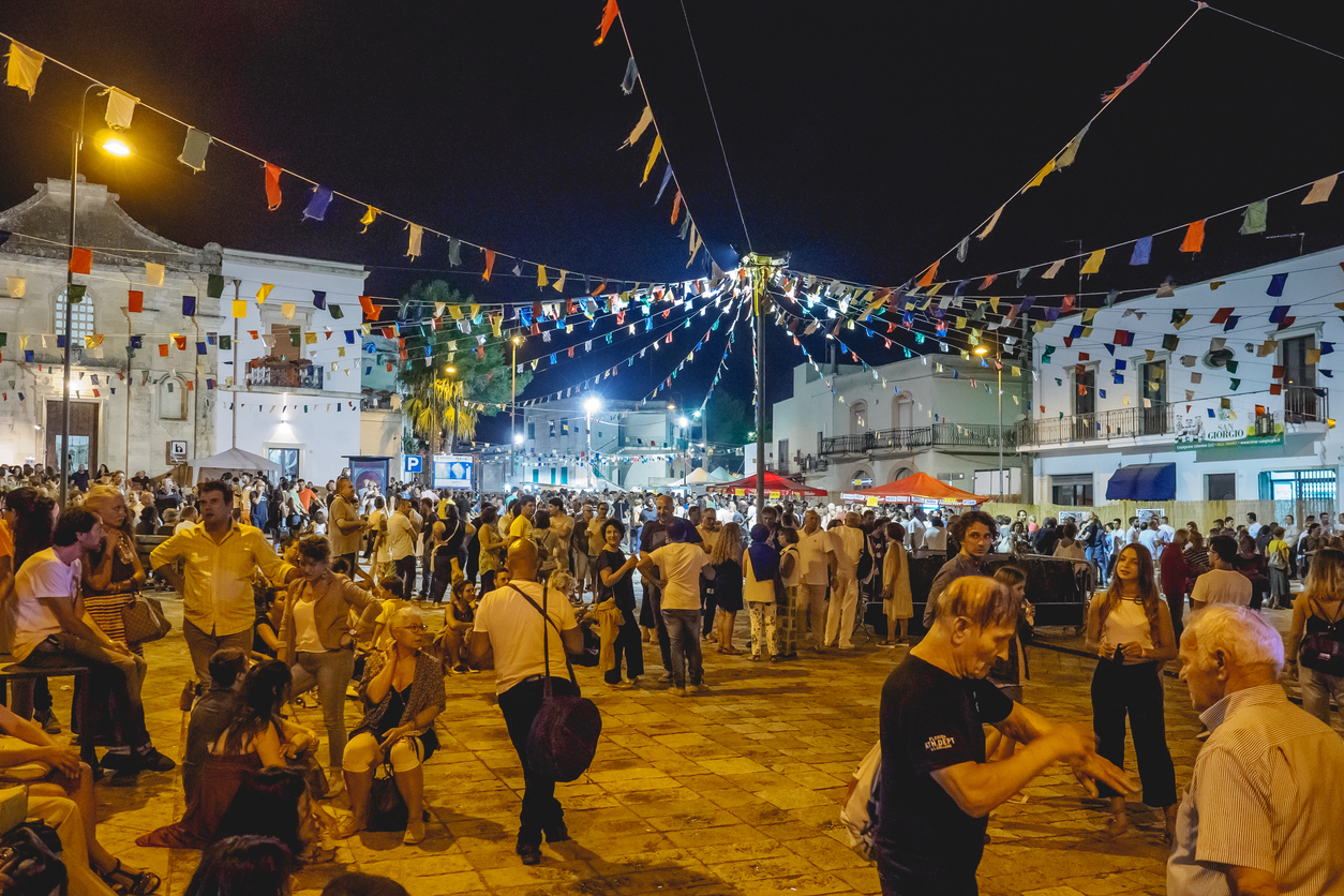 Plaza de un pueblo en fiestas (© Istockphoto)