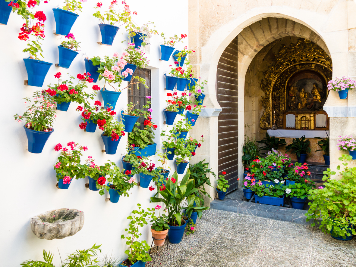 Macetas típicas adornando las calles y patios de Córdoba, Andalucía (España)