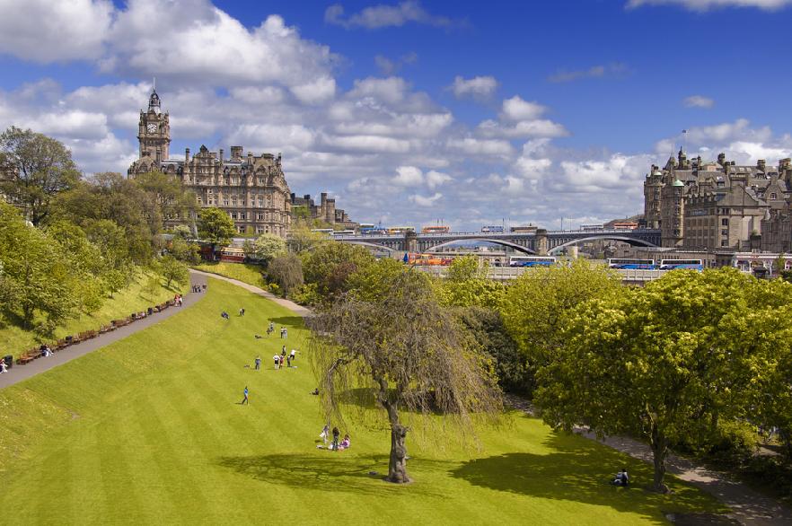 Jardines de Princes Street junto al Castillo de Edimburgo