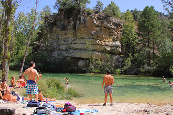 Los bañistas en la poza del Puente de San Pedro